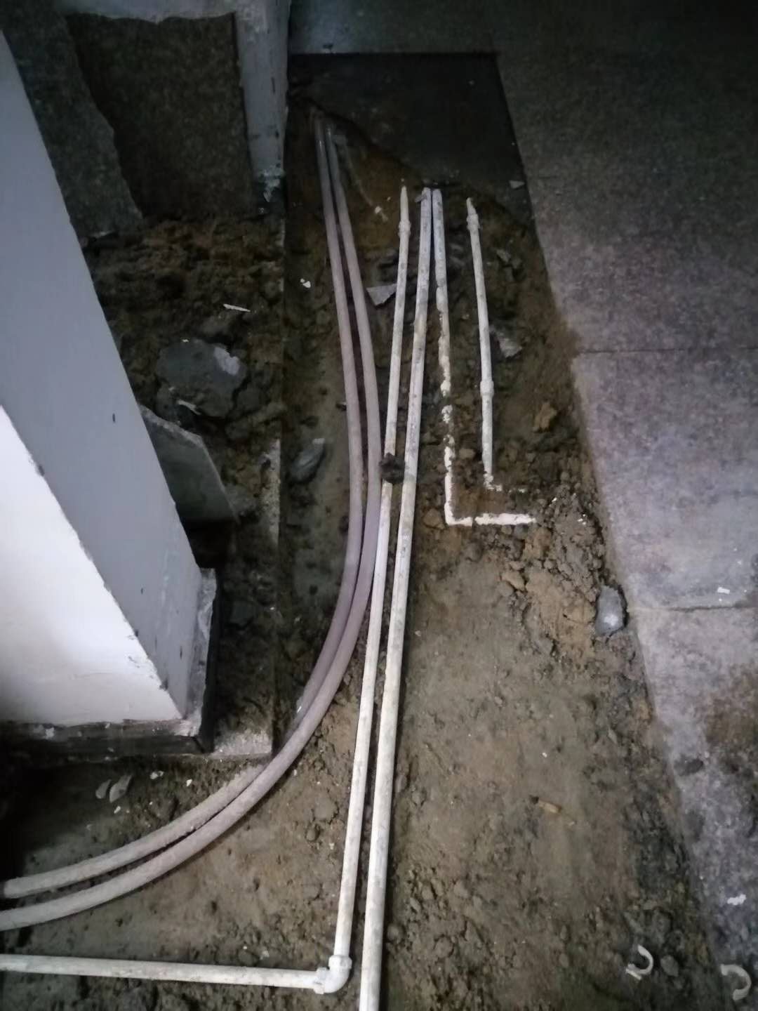 雷州漏水，切勿盲目乱刨乱砸